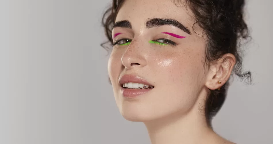 Como combinar tons de verde e lilás na maquiagem?