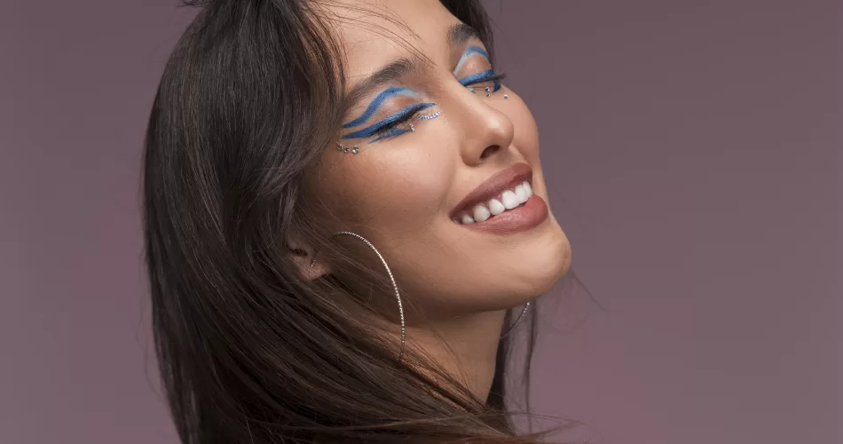 Maquiagem para 2024: Azul, a Cor do Momento!